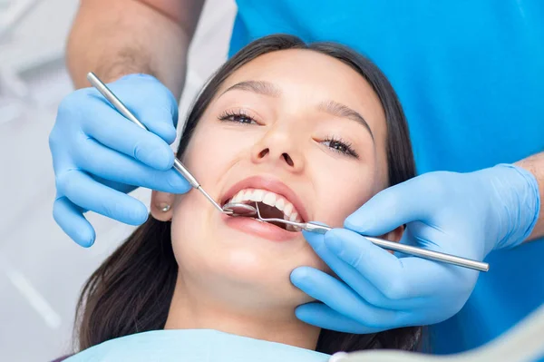 Dentista Paziente Nello Studio Dentistico Donna Con Denti Esaminati Dai — Foto Stock