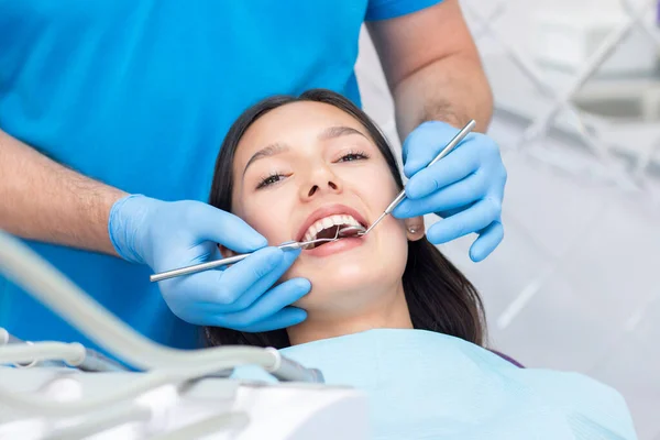 Dentista Paziente Nello Studio Dentistico Donna Con Denti Esaminati Dai — Foto Stock