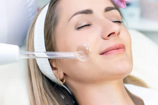 Cosmetologist Performs Pulse Current Procedure Face Young Woman Close — Stock Photo, Image