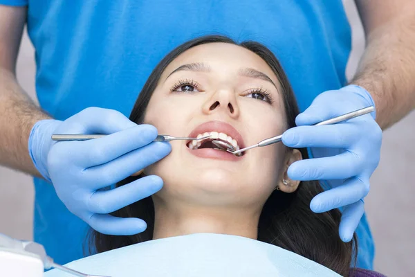 Giovane Donna Attraente Una Clinica Dentistica Con Dentista Maschio Concetto — Foto Stock