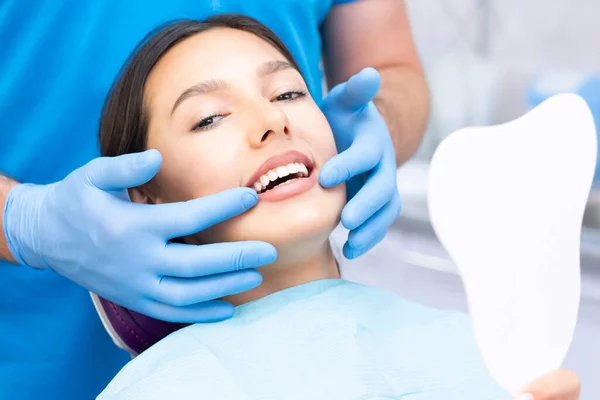 Giovane Donna Attraente Una Clinica Dentistica Con Dentista Maschio Concetto — Foto Stock