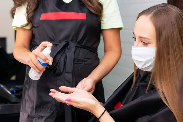 Disinfezione Della Mano Trattamento Delle Mani Con Agente Antibatterico Salone — Foto Stock