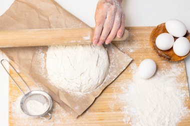 Ekmek ya da ev yapımı hamur işi yapmak. Malzemeler masanın üstünde.. 