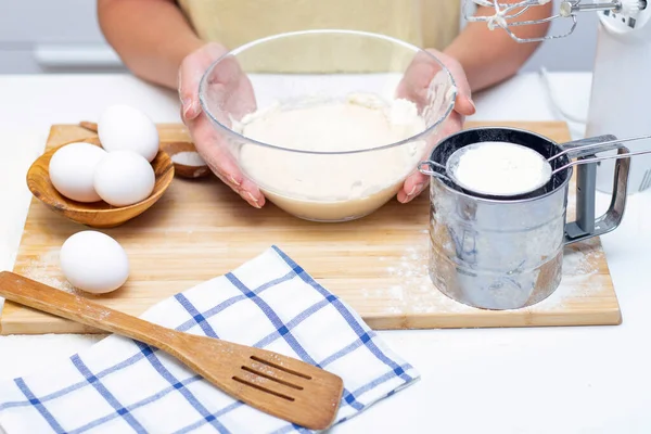 Domowa Koncepcja Gotowania Dłonie Kobiety Przygotowują Domowe Ciasto Mąkowanej Drewnianej — Zdjęcie stockowe