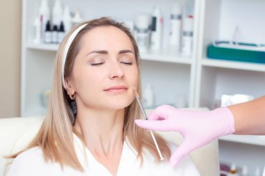 Genç bir kadın botoks yaptırıyor. Yakından. Güzellik salonunda bir kadın. Plastik Cerrahi Kliniği.