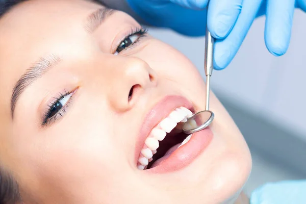 Dentista Paziente Nello Studio Dentistico Donna Con Denti Esaminati Dai — Foto Stock