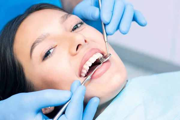 Dentista Paziente Nello Studio Dentistico Donna Con Denti Esaminati Dai — Foto Stock