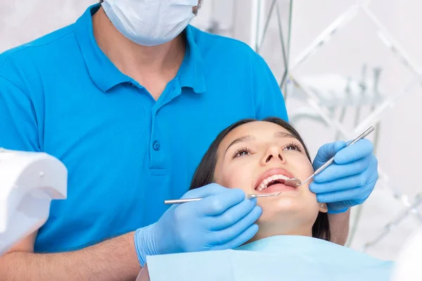 Giovane Donna Attraente Una Clinica Dentistica Con Dentista Maschio Concetto — Foto Stock