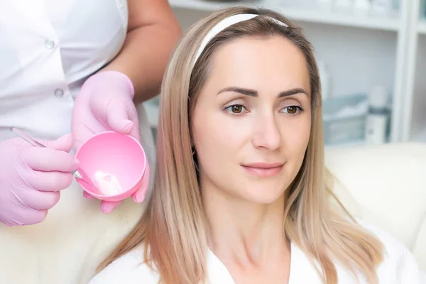 Cosmetologia Close Imagem Linda Jovem Mulher Com Recebimento Procedimento Limpeza — Fotografia de Stock