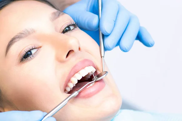 Dentista Paziente Nello Studio Dentistico Donna Con Denti Esaminati Dai — Foto Stock