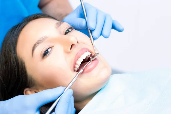 Dentista Paziente Nello Studio Dentistico Donna Con Denti Esaminati Dai — Foto Stock