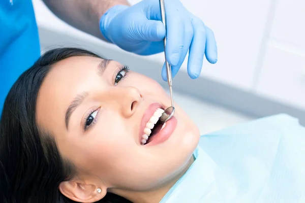 Dentista Paciente Consultório Dentário Mulher Com Dentes Examinados Por Dentistas — Fotografia de Stock