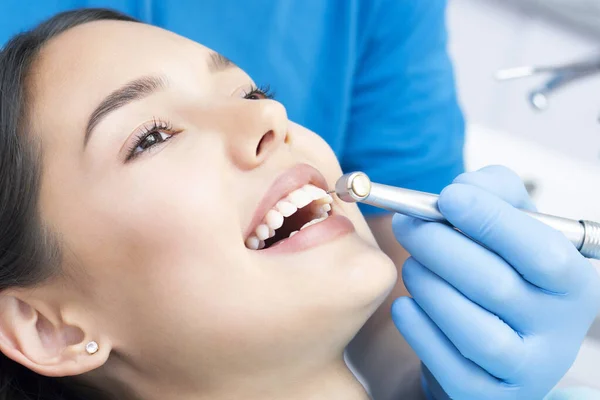 Dentista Paziente Nello Studio Dentistico Donna Con Denti Esaminati Dai — Foto Stock