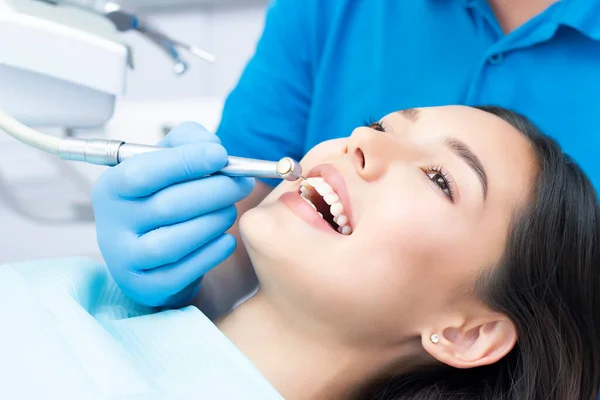 Dentista Paziente Nello Studio Dentistico Donna Con Denti Esaminati Dai — Foto Stock