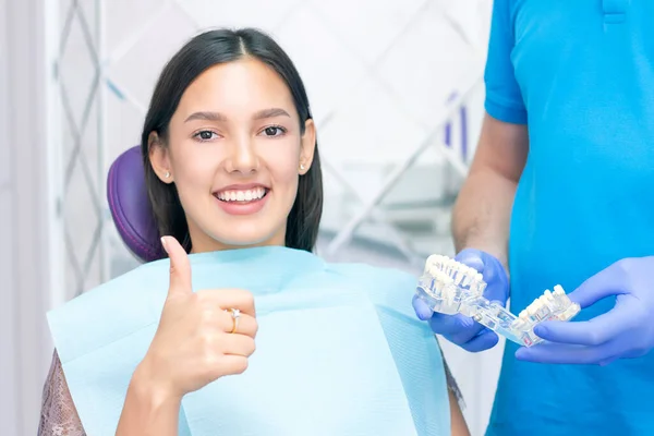 Dentista Examina Los Dientes Los Pacientes Dentista Muestra Como —  Fotos de Stock