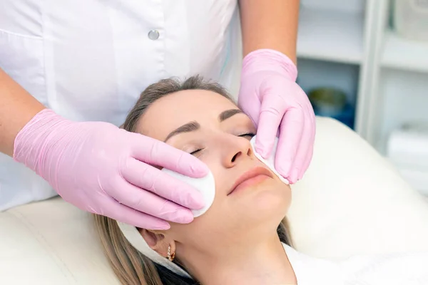 Kosmetologie Nahaufnahme Bild Der Schönen Jungen Frau Mit Geschlossenen Augen — Stockfoto