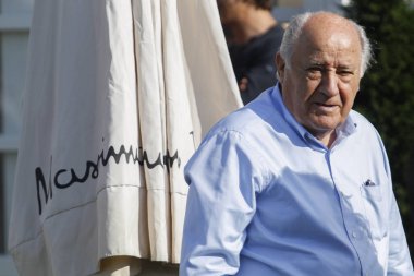 Bir CORUNA, İSPAN 20 HAZİRAN. Inditex (Zara İmparatorluğu) 'nun kurucusu Amancio Ortega Gaona' nın 20 Temmuz 2018 'de İspanya' nın A Corua şehrinde portresi.