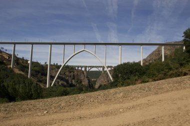 , Pontevedra, Ispanya Ulla Nehri boyunca kemer Demiryolu Köprüsü geçişi konteyner yük treni