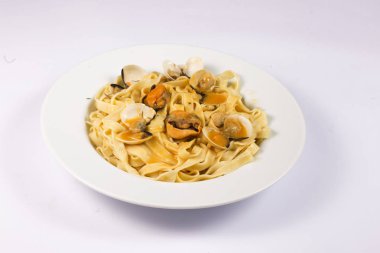 Beyaz arka planda midye ve istiridye ile noodle çanak