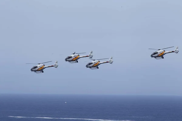 Vigo-Spanien. internationales luftfestival der vigo.Spanish air force eurocopter ec-120b colibri helikopter des patrulla aspa display teams bei einer flugschau am 18. juli 2010 in — Stockfoto