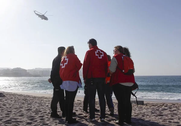 Coru � � a-spain.Das Notfallteam des Roten Kreuzes sucht mit Hilfe eines Rettungshubschraubers der Marine am 10. April 2017 in orzan beach in la coru � a nach einem Schiffswrack. — Stockfoto
