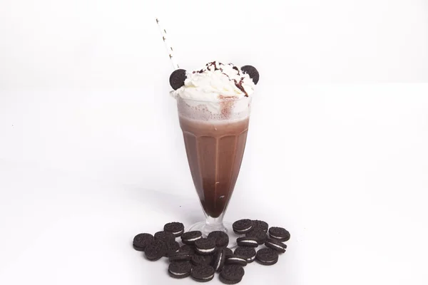 Coklat milkshake dengan potongan coklat dan kue di atas , — Stok Foto
