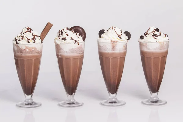 Coklat milkshake dengan potongan coklat dan kue di atas , — Stok Foto