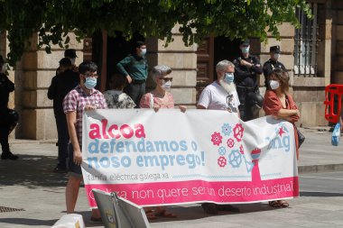 Coruna-İspanya. Alcoa 'nın kapatılması nedeniyle bir maskeyle protesto eden işçiler. Alcoa, A Corua 'daki fabrikasını kapatıp çalışanlarını 28 Mayıs 2020' de kovacak olan bir ABD 'li alüminyum şirketidir..