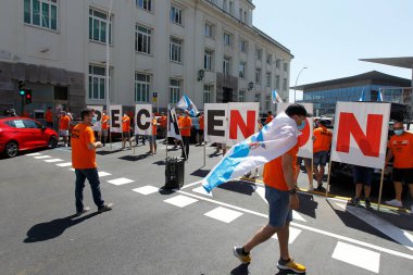 Coruna-İspanya. Alcoa 'nın kapatılması nedeniyle bir maskeyle protesto eden işçiler. Alcoa, A Corua 'daki fabrikasını kapatıp çalışanlarını 28 Mayıs 2020' de kovacak olan bir ABD 'li alüminyum şirketidir..