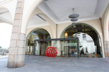 Bir Coruna-İspanya. A Corua 'daki finisterre otelinin önünden geçen ambulans 21 Temmuz 2020' de Fuenlabrada CF oyuncuları karantinaya alındı.