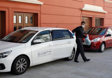 Bir Coruna-İspanya. Galiçya Sağlık Servisi 'nin tıbbi personeli 22 Temmuz 2020' de arabalarında Fuenlabrada CF oyuncularının Coronavirus covid-19 enfeksiyonunu test etti.