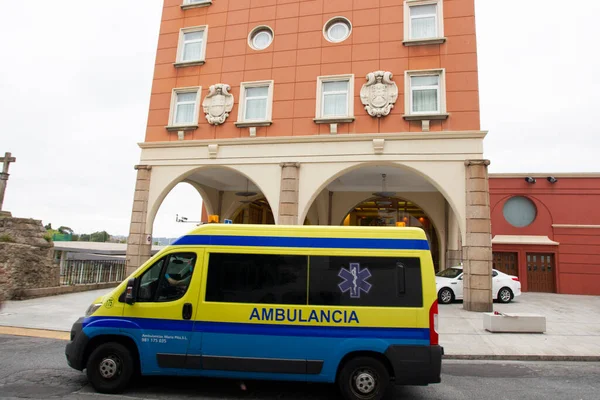 Een Coruna Spanje Ambulance Passeert Voor Het Finisterre Hotel Corua — Stockfoto