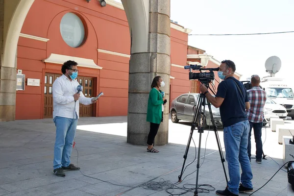 Coruna Espanha Jornalistas Gravaram Vivo Dando Informações Atuais Com Uma — Fotografia de Stock
