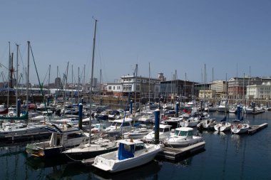 Bir Coruna, İspanya. Yatlar ve yelkenliler 7 Temmuz 2020 'de Royal Yacht Club ile La Coruna rıhtımına demirlediler.