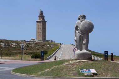 Galiçya 'dan gelen efsanevi Kelt kralı Breogan Heykeli ve 13 Ağustos 2020' de İspanya 'nın A Coruna kentindeki Herkül Kulesi yakınlarında bulunan Galiçya ulusunun mitolojik babası.