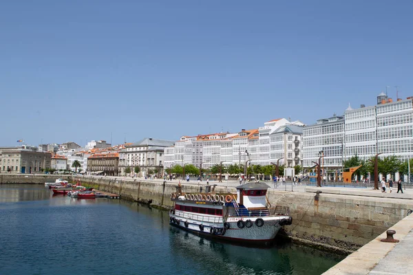 Barco Turístico Atracado Muelle Coruña Con Las Galerías Típicas Ciudad —  Fotos de Stock