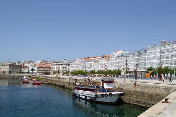 Toeristische Boot Aangemeerd Coruna Dock Met Typische Galerijen Van Stad — Stockfoto