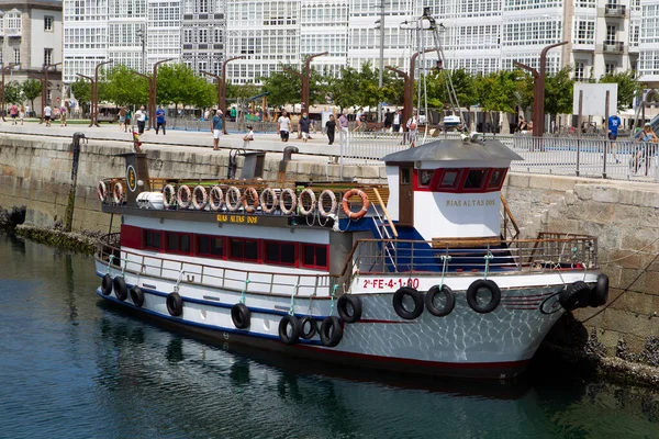 Coruna-İspanya. Turist teknesi 7 Temmuz 2020 'de Coruna rıhtımında şehrin tipik galerileriyle kente yanaştı.