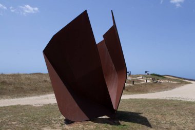 Güneş Kupası, Pepe Galan 'ın korten çelikten yapılmış ve 8 Temmuz 2020 tarihinde Herminia Point' te bulunan Herkül Kulesi 'nin bir heykeli.