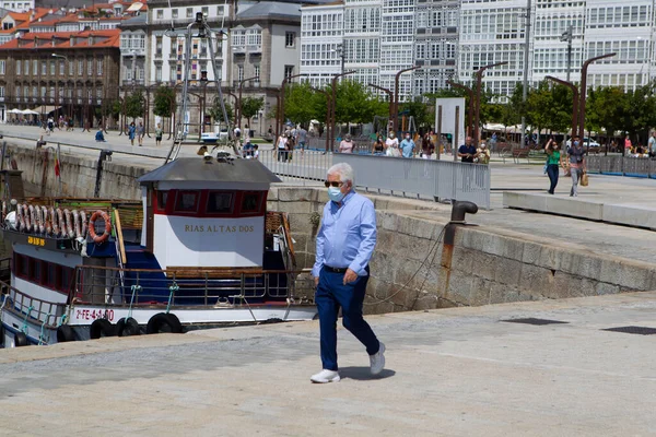 Toeristische Boot Aangemeerd Coruna Dock Met Typische Galerijen Van Stad — Stockfoto