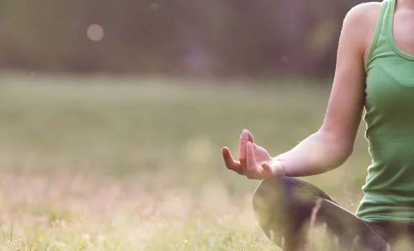 Jonge Aantrekkelijke Vrouw Zittend Het Gras Meditatieve Positie Park Bij — Stockfoto