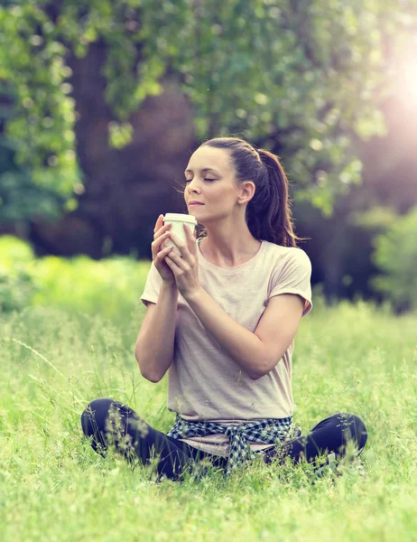 Hübsche Junge Frau Die Auf Gras Sitzt Und Heißen Kaffee — Stockfoto