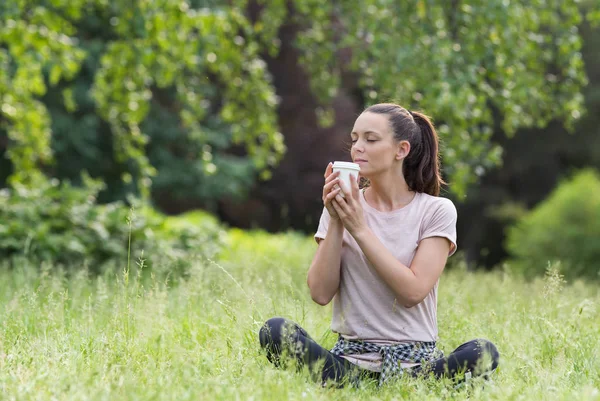 Pretty Young Woman Sitting Grass Smelling Hot Coffee Girl Enjoying — Stock Photo, Image