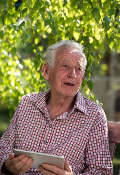 Sad Senior Man Sitting Bench Garden Looking Tablet Crying — Stock Photo, Image