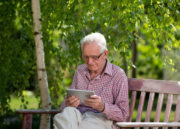 Vieil Homme Assis Sur Banc Dans Parc Regardant Tablette — Photo