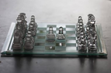 Cam parçaları, açılış ile satranç masası. Siyah beyaz resim