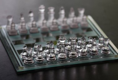 Cam parçaları, başlangıç konumu ile satranç masası. Siyah beyaz resim