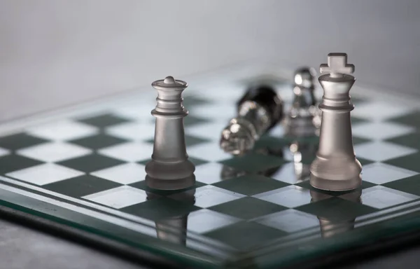 Sakktábla Üveg Darab Chessmate Helyzetben Fekete Fehér Kép — Stock Fotó