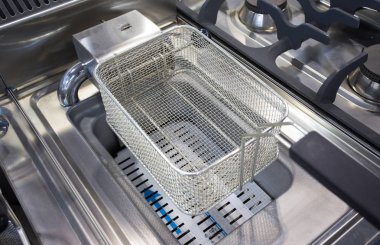 Yeni boş profesyonel fritöz sepet içinde mutfak Restoran