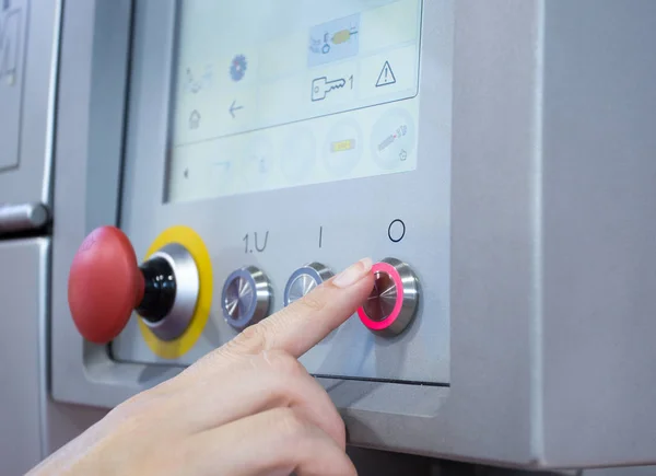 食品産業の機械のタッチパネル画面でボタンを女性指押のクローズ アップ — ストック写真